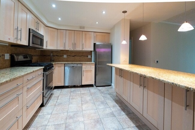 Building Photo - 44 Broadlawn Park