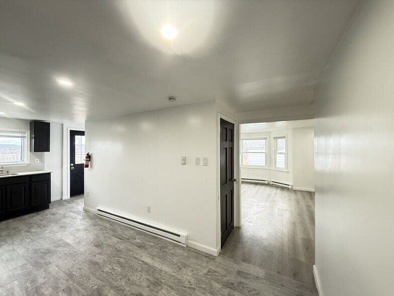 Building Photo - 735 Main St