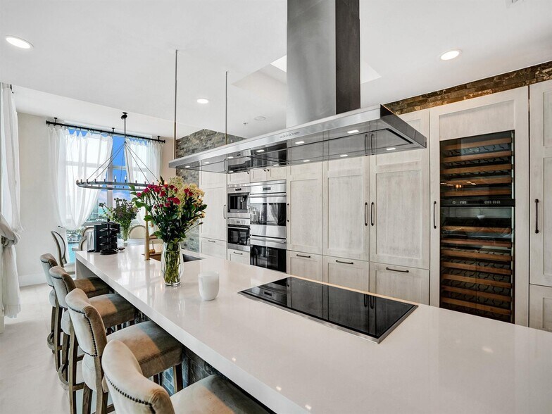 Building Photo - 17301 Biscayne Blvd