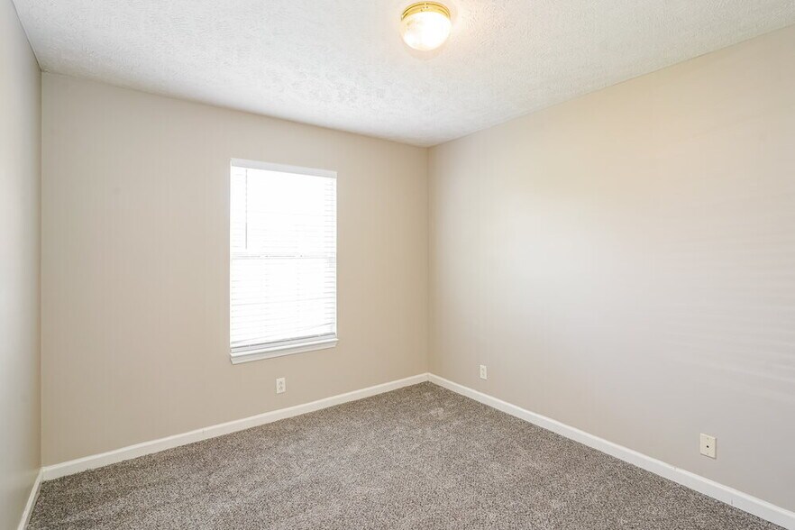 Building Photo - 1318 Eastwoods Dr