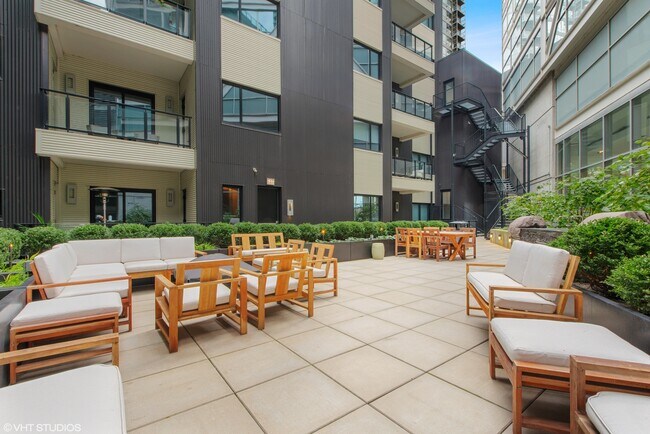 Building Photo - 668 N Kingsbury St