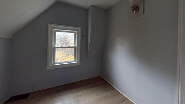 Building Photo - 10 Locust St