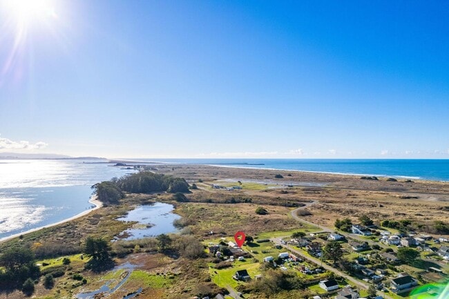 Building Photo - Charming Beach House!