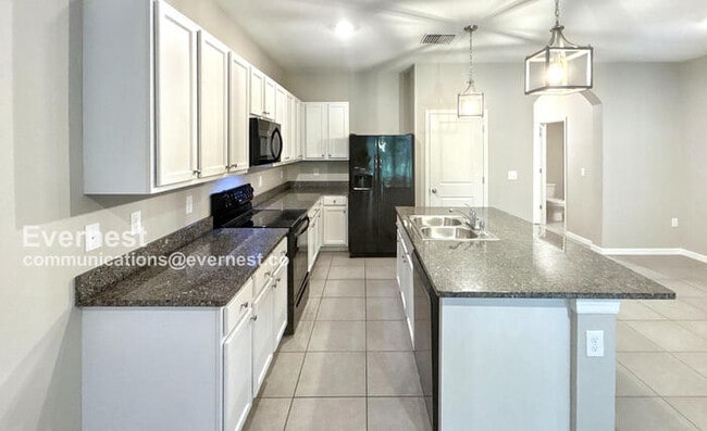 Building Photo - Limited Time Special Offer /  Lovely 3-Bedroom Home with Garage / Pet-Friendly / Available Now!