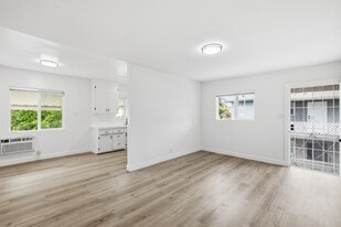 Building Photo - 6860-6870 Hazeltine Ave