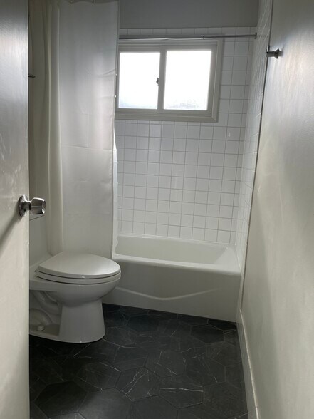 Bathroom with tub shower - 609 N Mariposa Ave