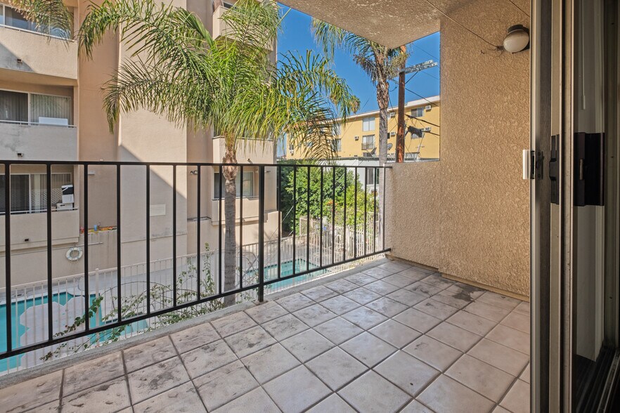 Building Photo - 433 S Manhattan Pl