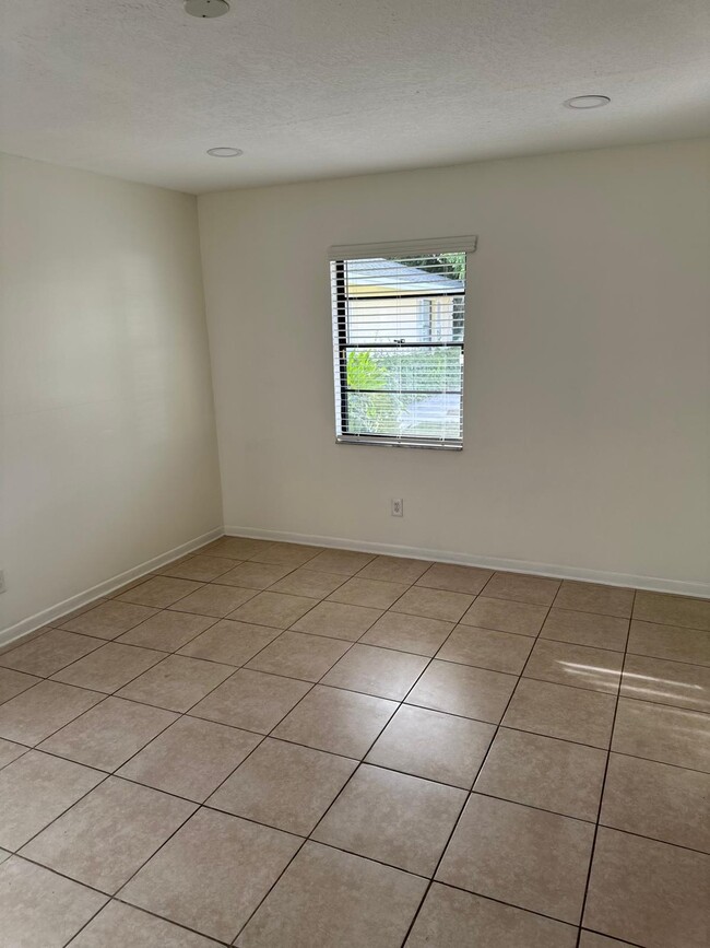 Building Photo - 1253 White Pine Dr