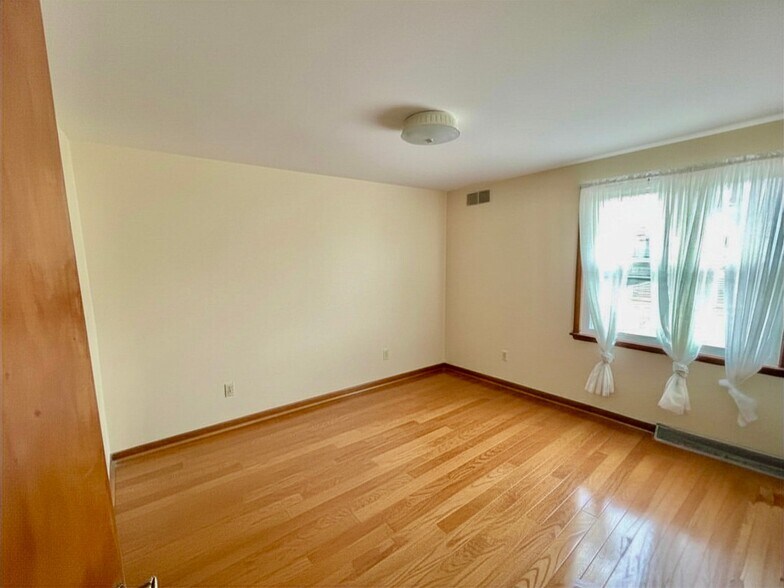 Building Photo - 227 Sunshine Dr