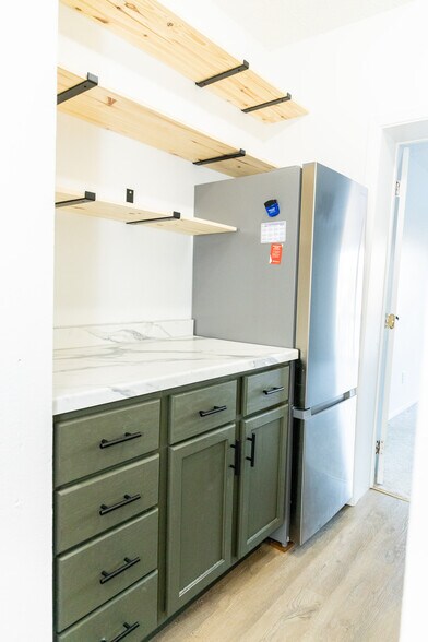 Building Photo - 711 S Phillips Ave