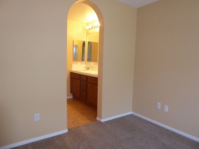 Building Photo - Conveniently located 3 BR, 3 Bath townhome in Coronado Ranch, close to everything.