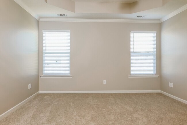 Building Photo - Spacious 4-Bedroom Hendersonville Home