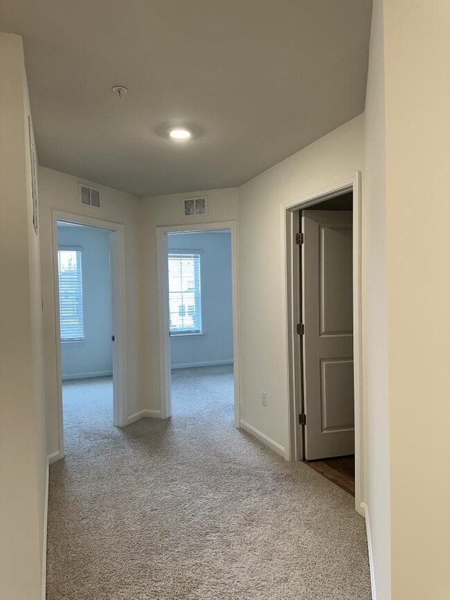 Building Photo - 1st Month Free Rent