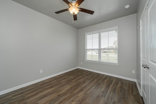 Building Photo - Bright & Cozy Townhome