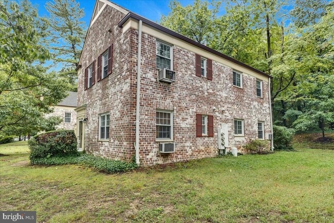 Building Photo - 1132 Valley Dr