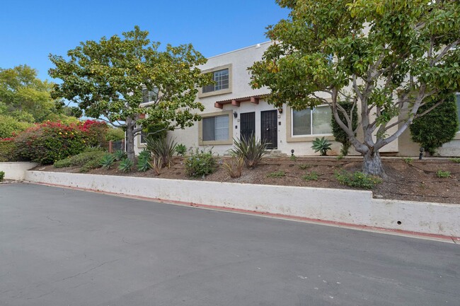 Building Photo - Charming 2-Bedroom Townhome Near USD and F...