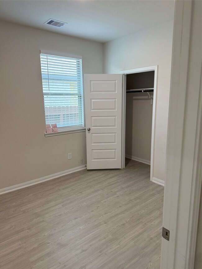 Building Photo - 3056 Plateau Dr