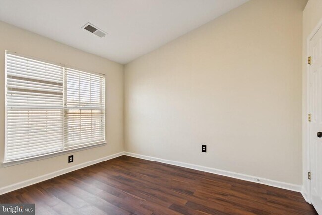 Building Photo - 120 Douglas Dr