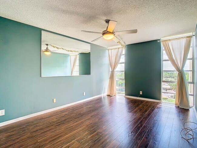 Building Photo - 7400 Sun Island Dr S