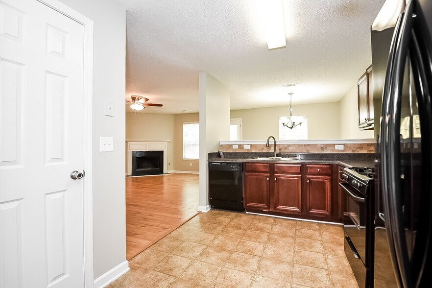 Building Photo - 123 Hidden Creek Dr