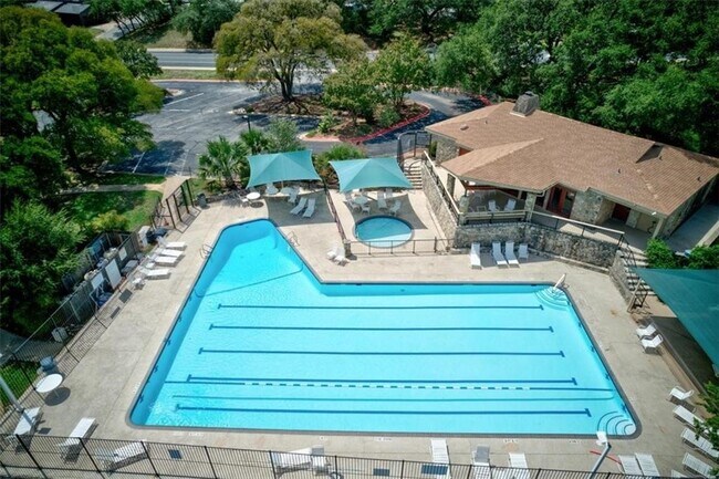 Building Photo - 7211 Lakewood Dr