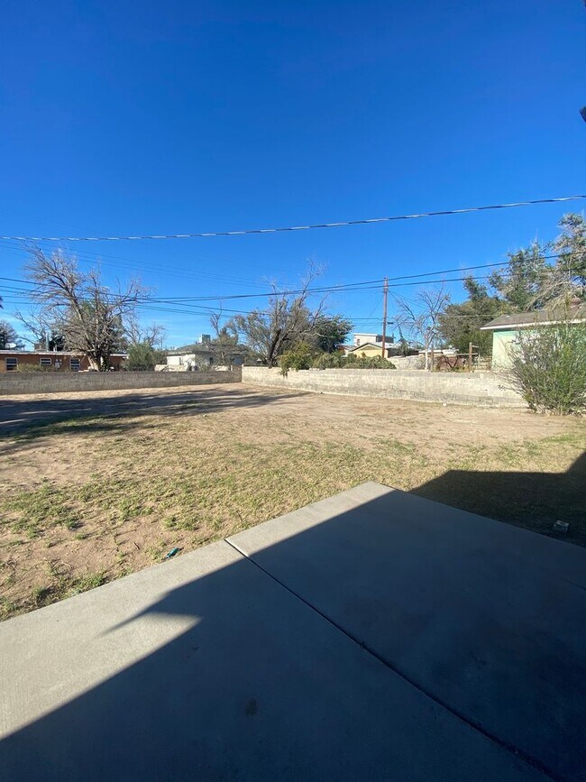 Building Photo - Beautiful 3 Bedroom Home! Available Now!