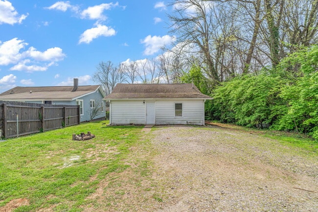 Building Photo - 2325 Cedar Ln