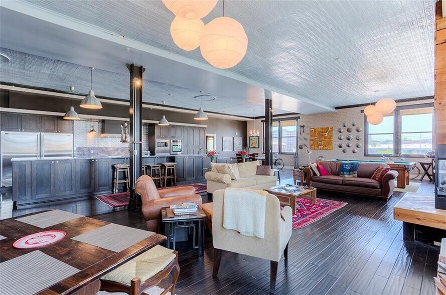 Living Area - 612 Hull St