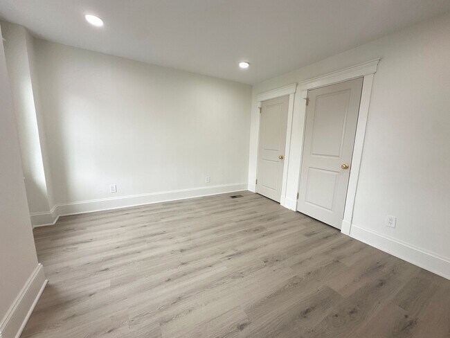 Building Photo - 528 Manor St