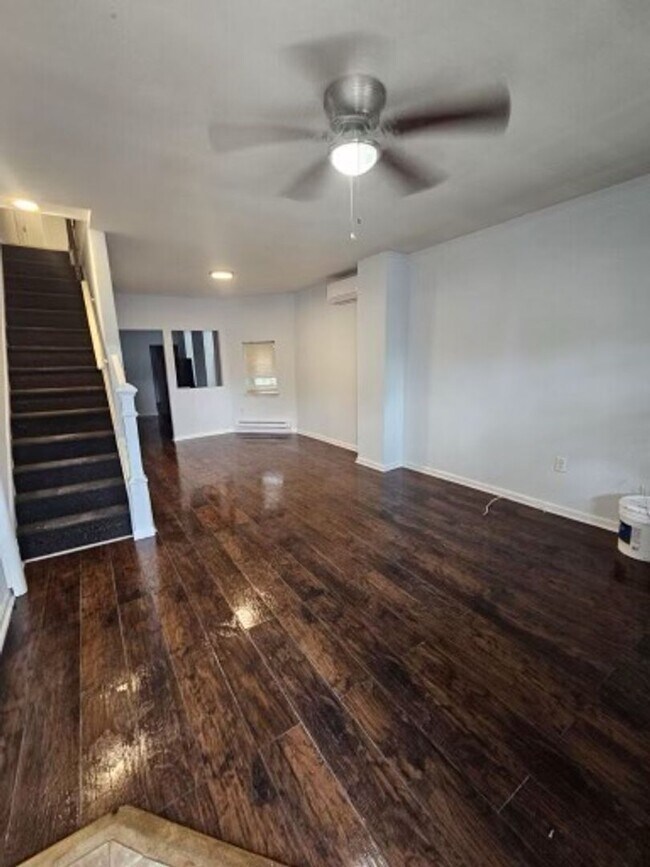 Building Photo - Renovated 3bd/ 1bth home in Northeast Philly!