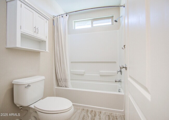 Building Photo - 4068 E Devon Dr