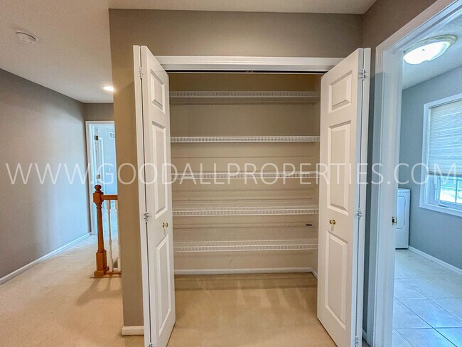 Building Photo - 3 Bedroom Single-Family home in West Des Moines with a fully fenced in yard!