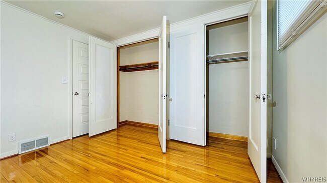 Building Photo - 954 Brighton Rd