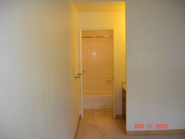 Building Photo - $3,000 / 2-BR / 2-BATH Townhouse with 1 pa...