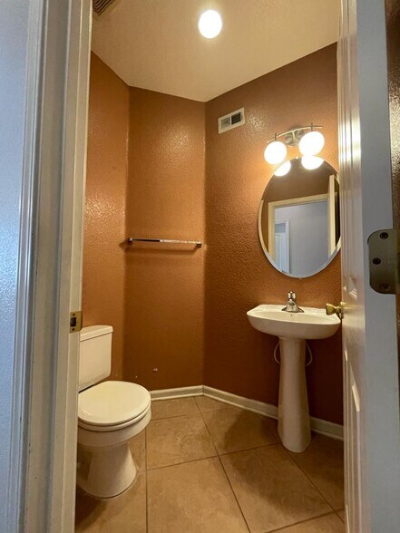 Building Photo - 21 Anjou Cir