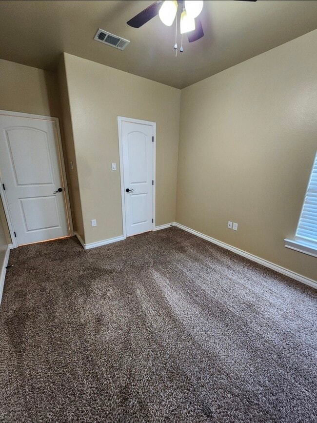 Building Photo - 3 bed 2 bath home