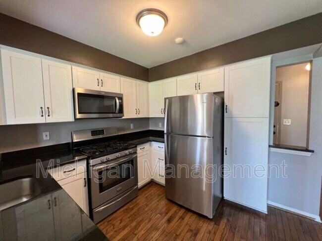 Building Photo - 4174 Hunters Cir E