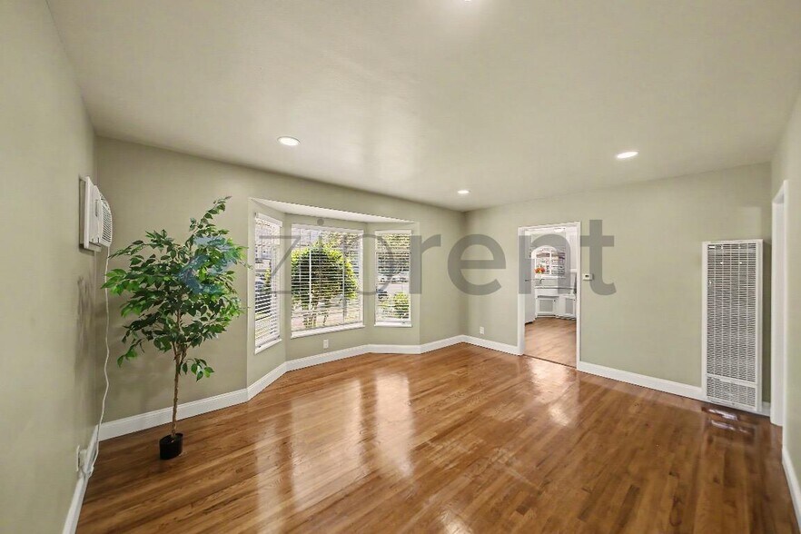 Building Photo - Unit