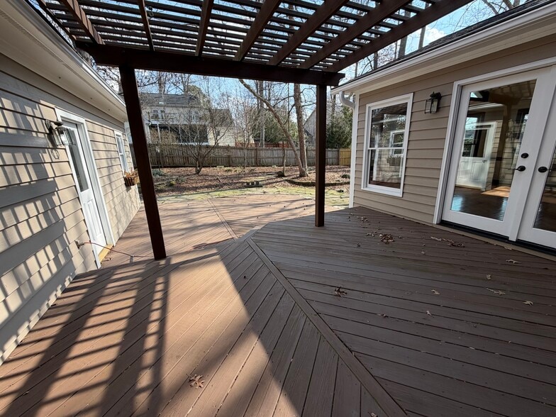 Building Photo - 3901 Buncombe Dr