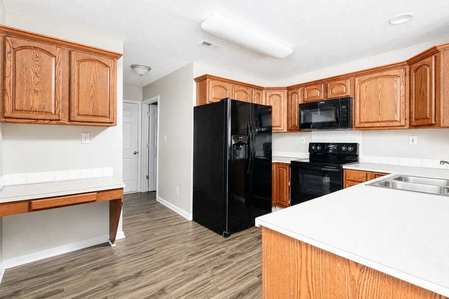 Building Photo - 565 Wellington Gardens Dr
