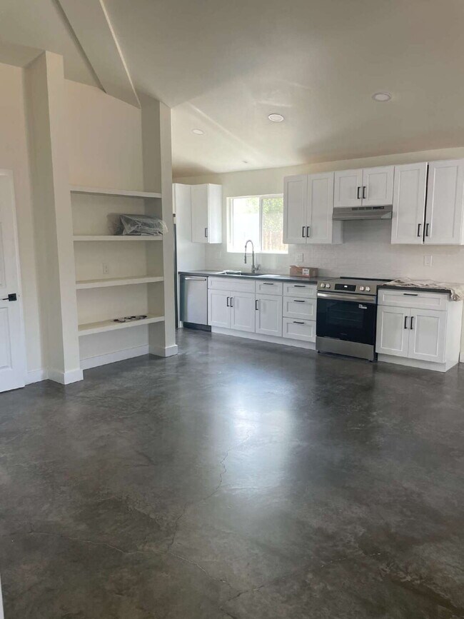 Building Photo - 1339 E 8th St