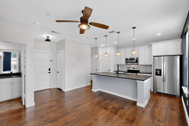 Building Photo - 800 S Welch St