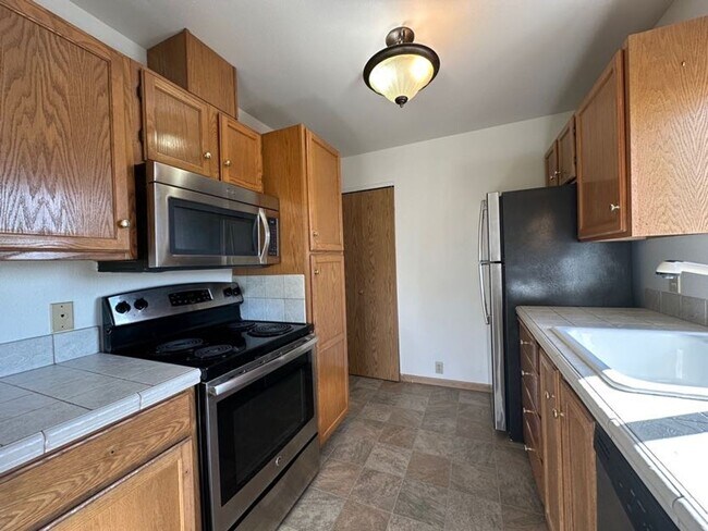 Building Photo - 2 Bedroom 2 bath home with water and mount...