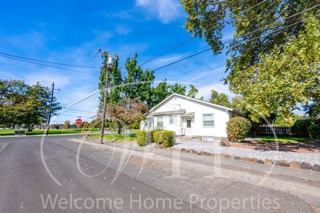 Building Photo - 427 SW Bade Ave