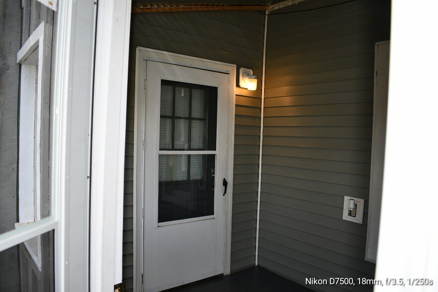 Covered front door entrance - 77 Fox St