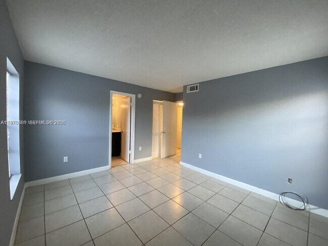 Building Photo - 1735 W 60th St