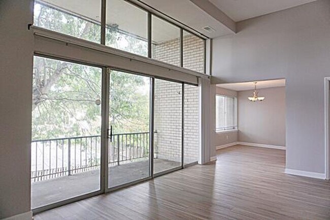 Building Photo - Beautifully Remodel Top-Level Condo!