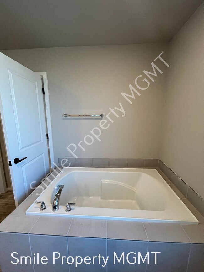 Building Photo - 14611 SW 78th Ave