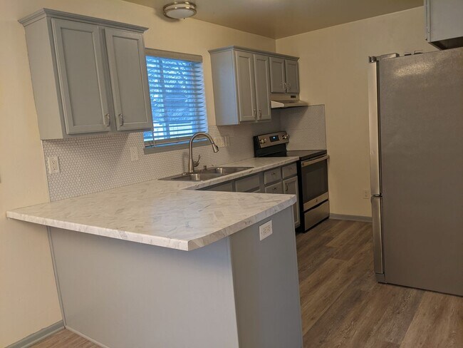 Building Photo - Welcome Home to this Grand Chute Condo!