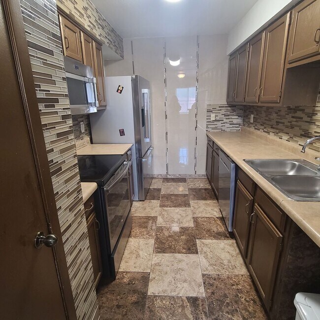 Building Photo - Spacious 3 BR+study/2.5 bath end-unit townhome w/balcony & patio!